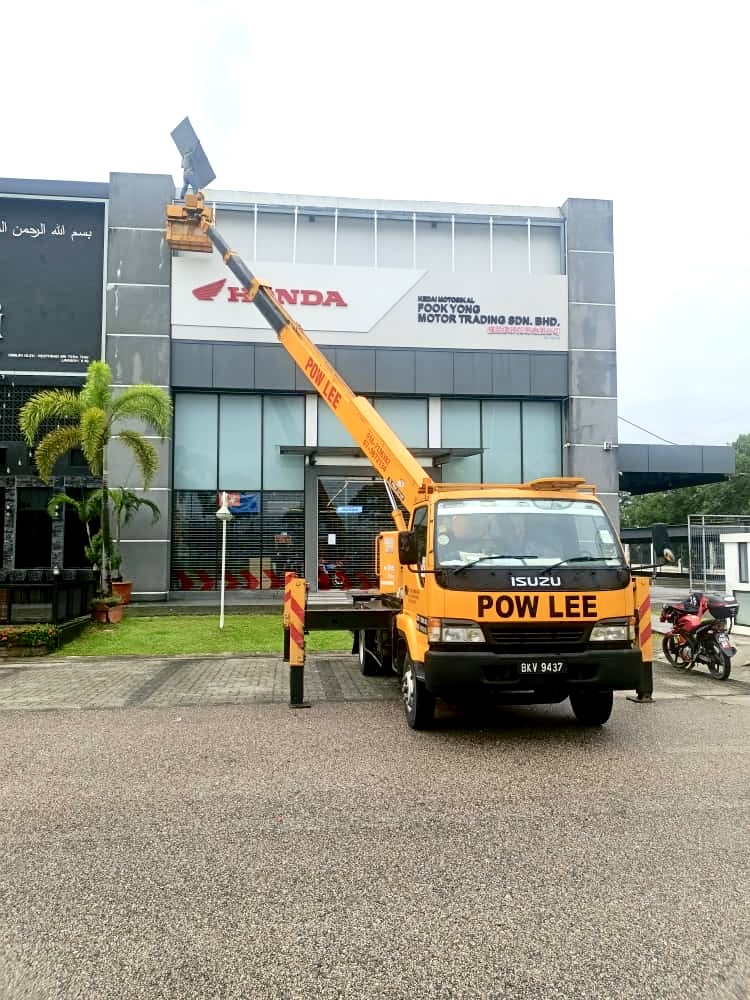 Aichi SK260 26-metre skylift working in Pasir Gudang